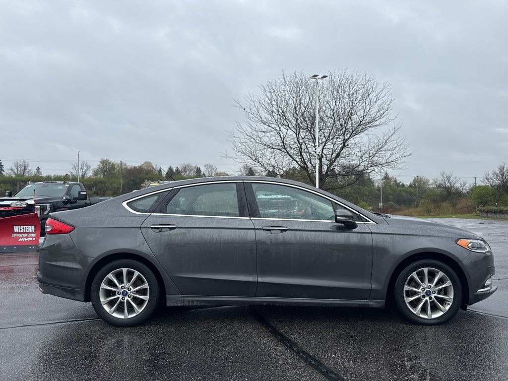 2017 Ford Fusion SE Image 3 of 26