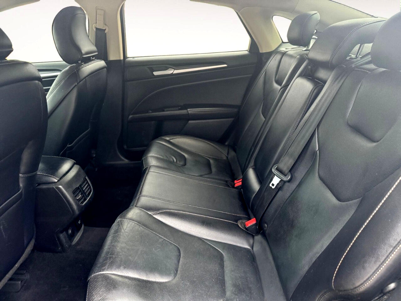 Vehicle image 23 of 25