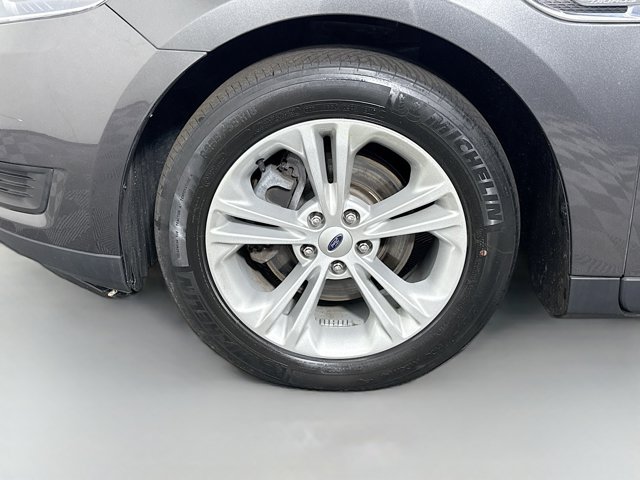 2017 Ford Taurus SE Image 10 of 34