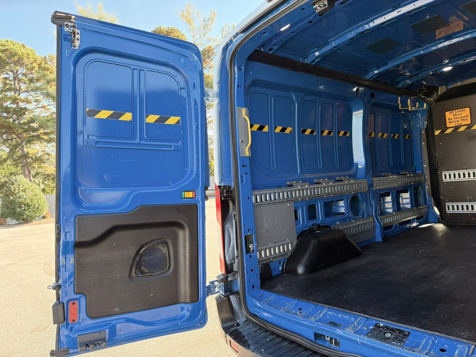 Vehicle image 21 of 42