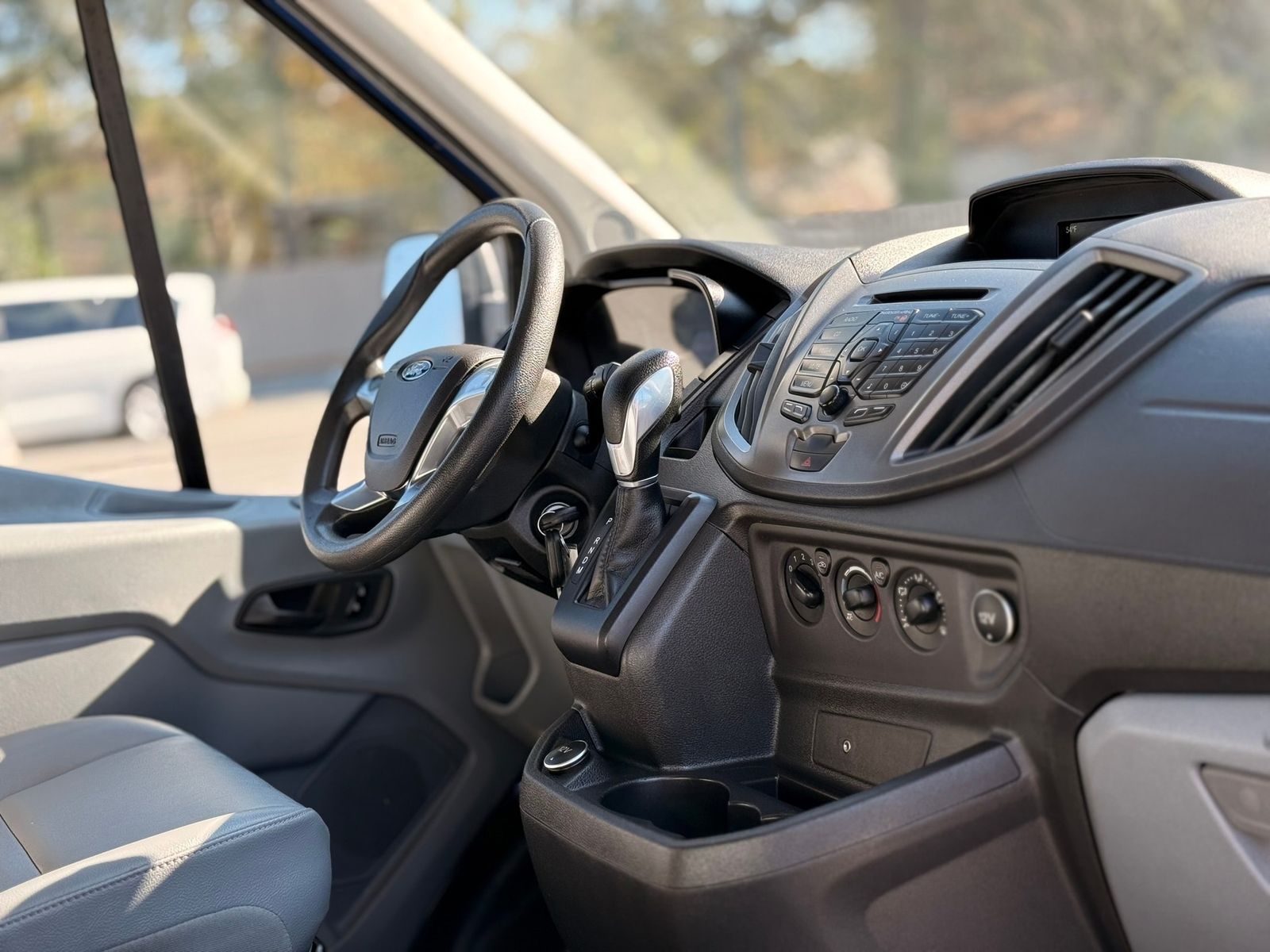 Vehicle image 32 of 42