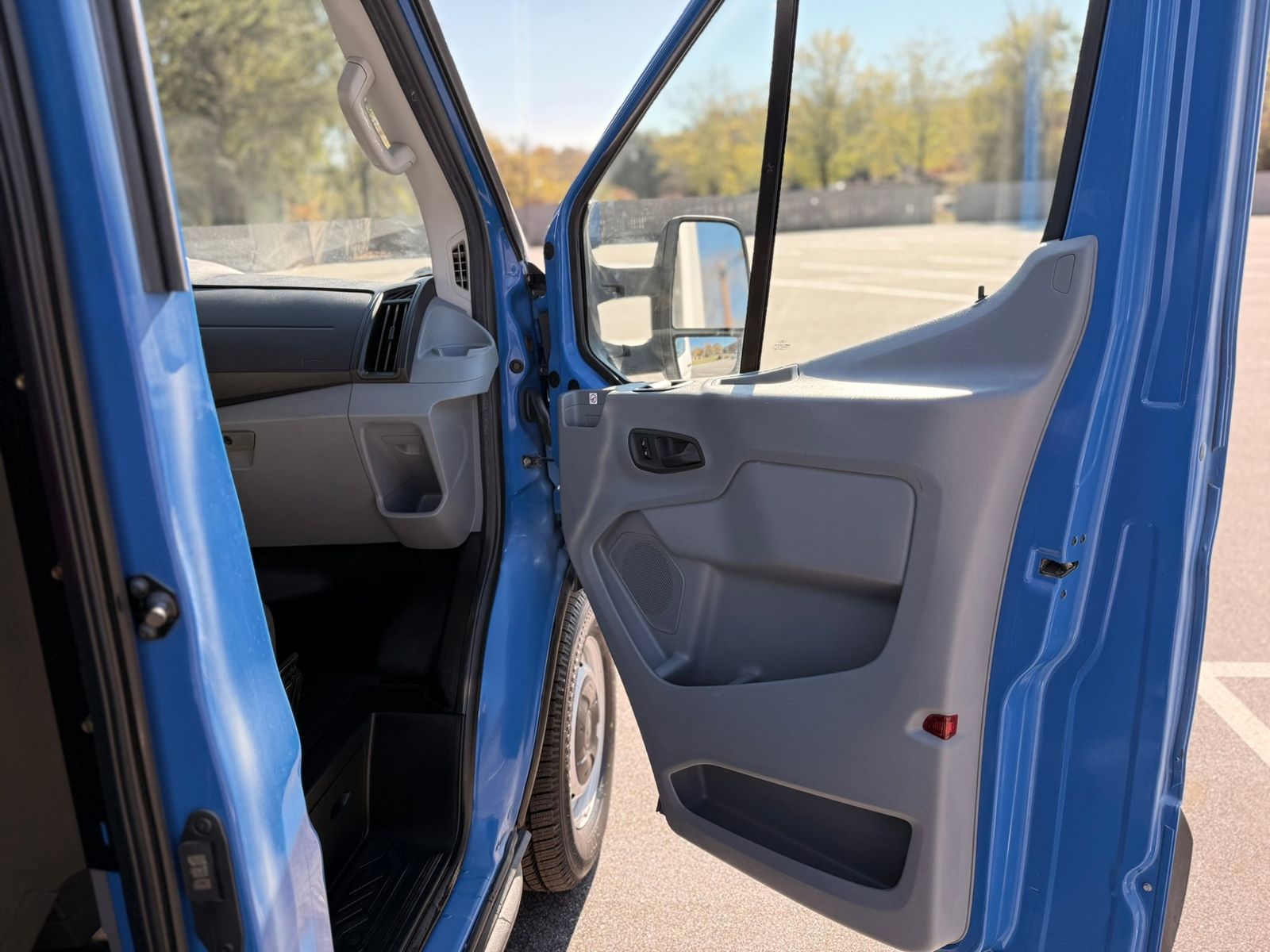 Vehicle image 33 of 42