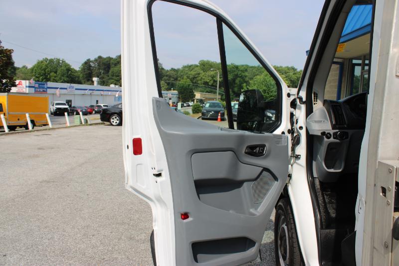 Vehicle image 13 of 19