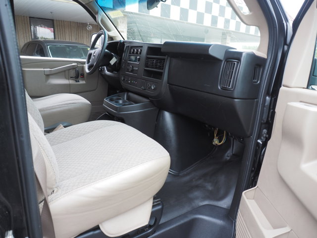 Vehicle image 10 of 32