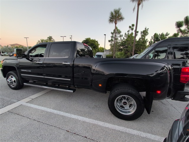 2017 GMC Sierra 3500HD Denali Image 5 of 22