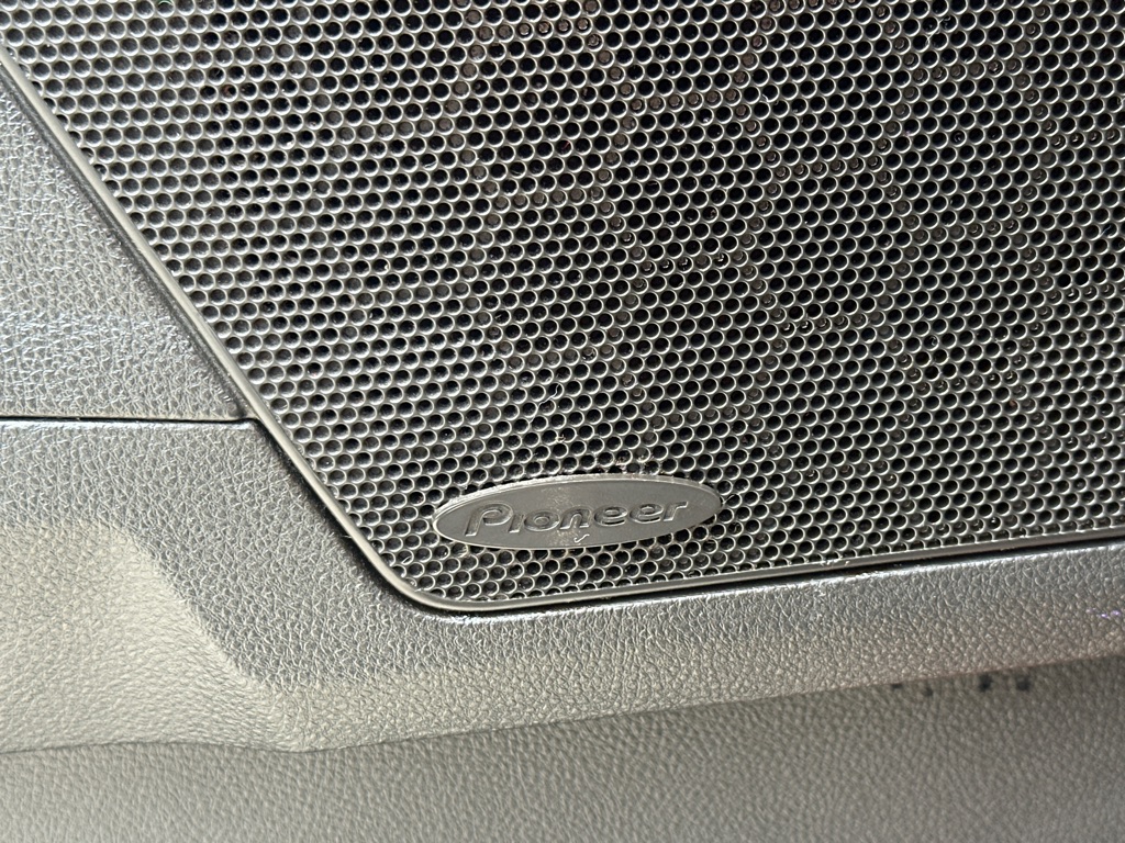 Vehicle image 35 of 40