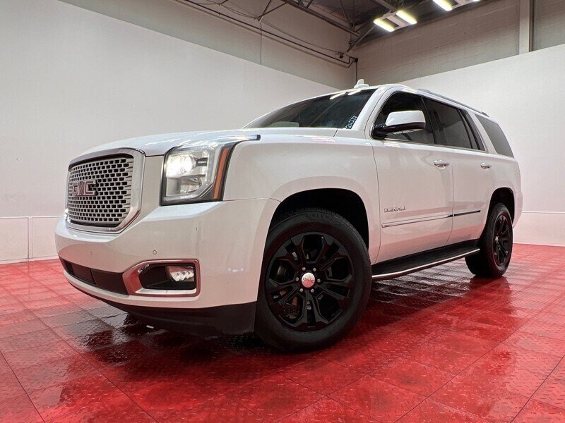 2017 GMC Yukon Denali Image 2 of 62