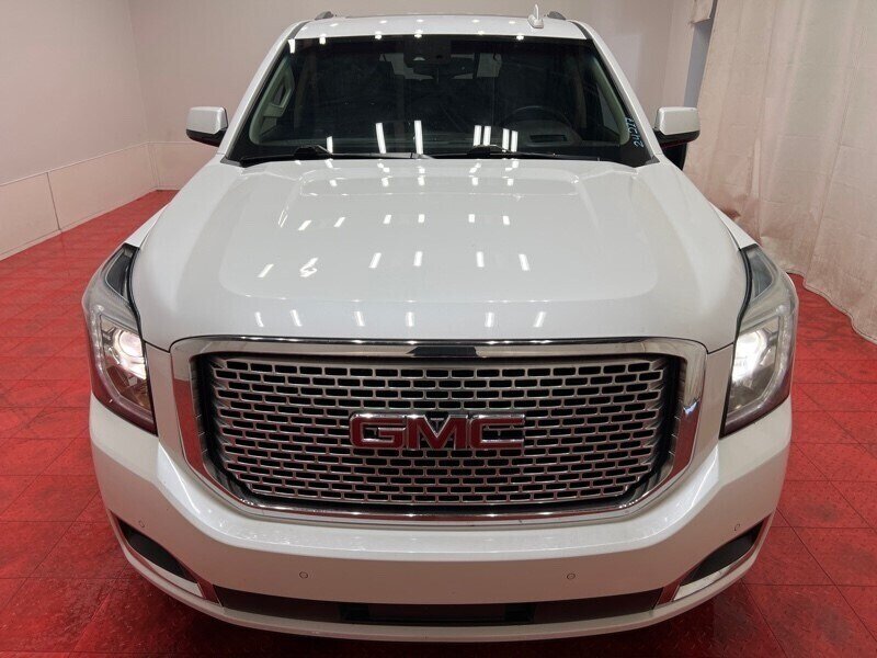2017 GMC Yukon Denali Image 3 of 62