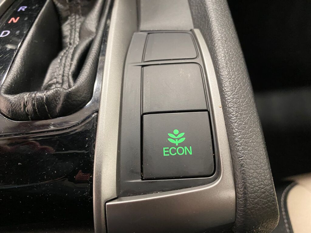 Vehicle image 33 of 35