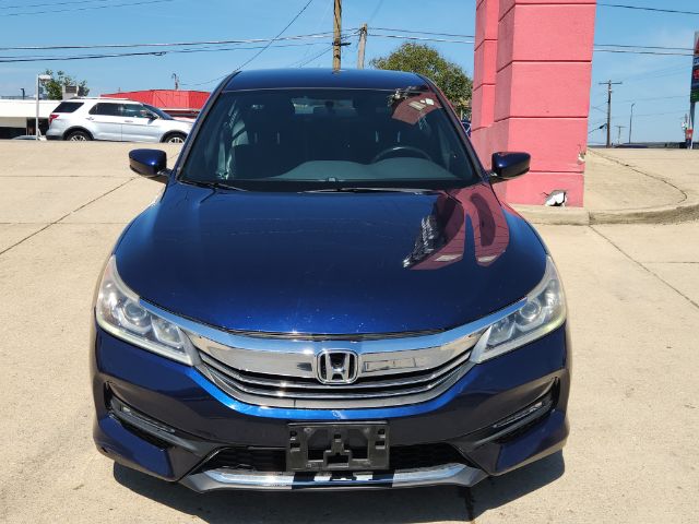 2017 Honda Accord Sport Image 2 of 15