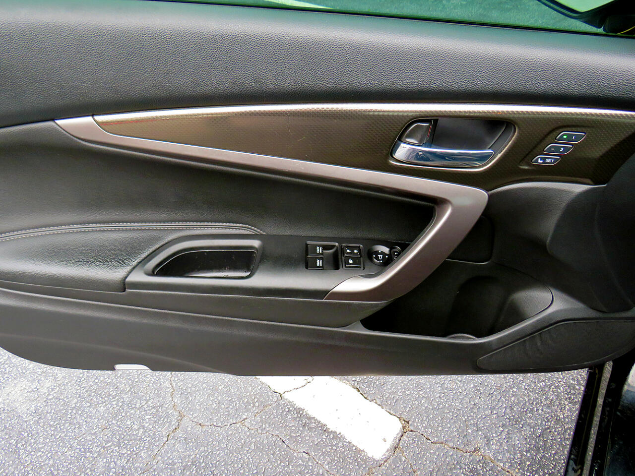 Vehicle image 17 of 34