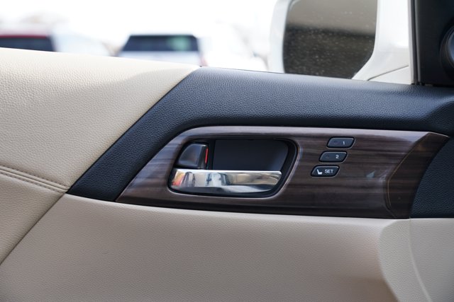Vehicle image 16 of 30