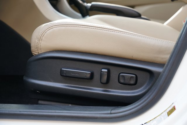 Vehicle image 14 of 30