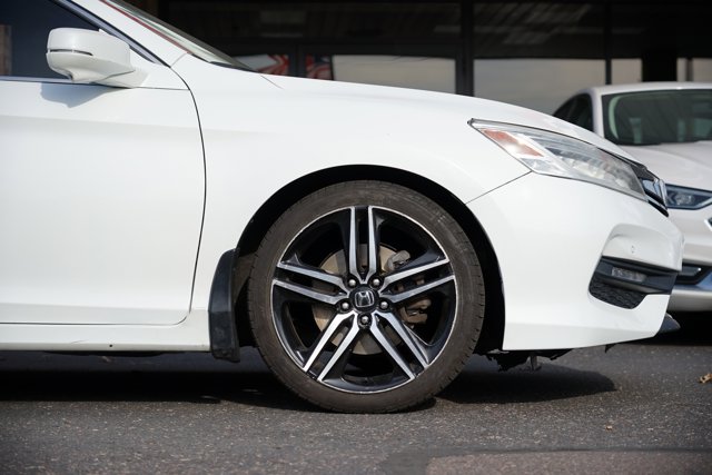 Vehicle image 10 of 30