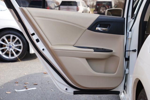 Vehicle image 19 of 30