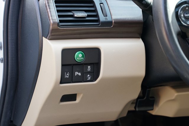 Vehicle image 17 of 30