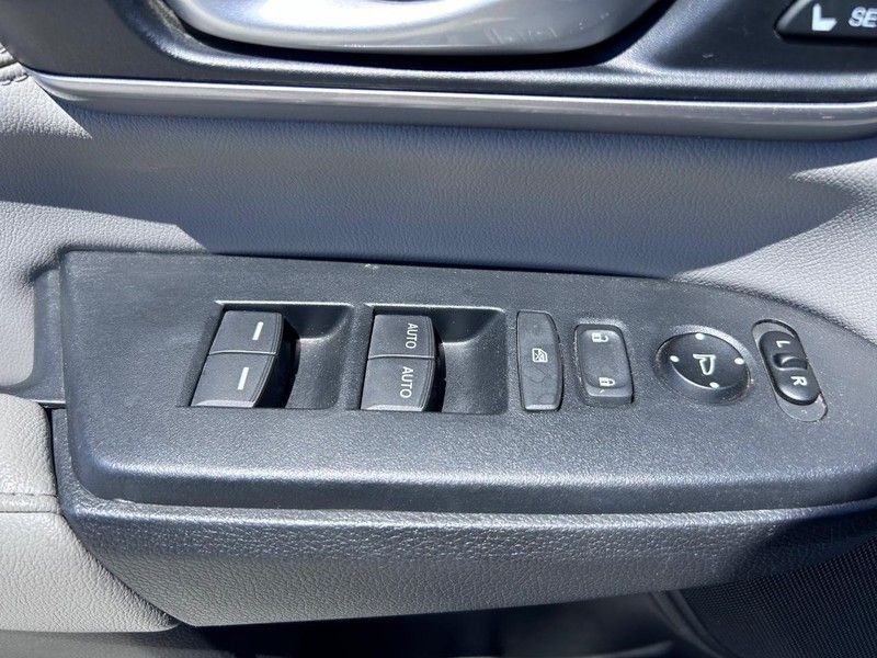 Vehicle image 22 of 24