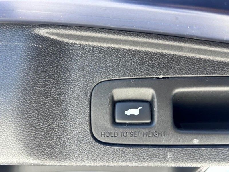 Vehicle image 18 of 24