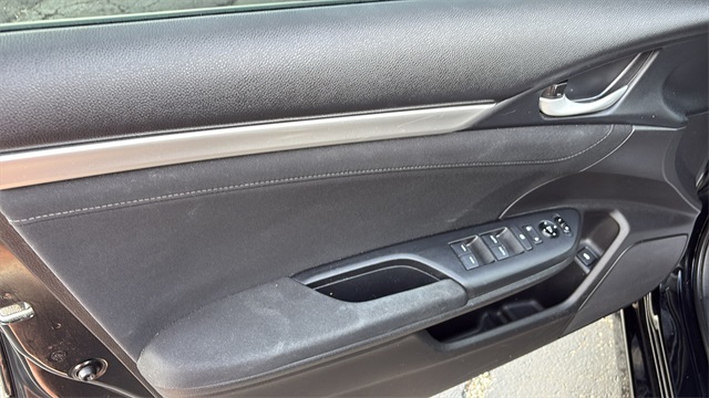 Vehicle image 21 of 30