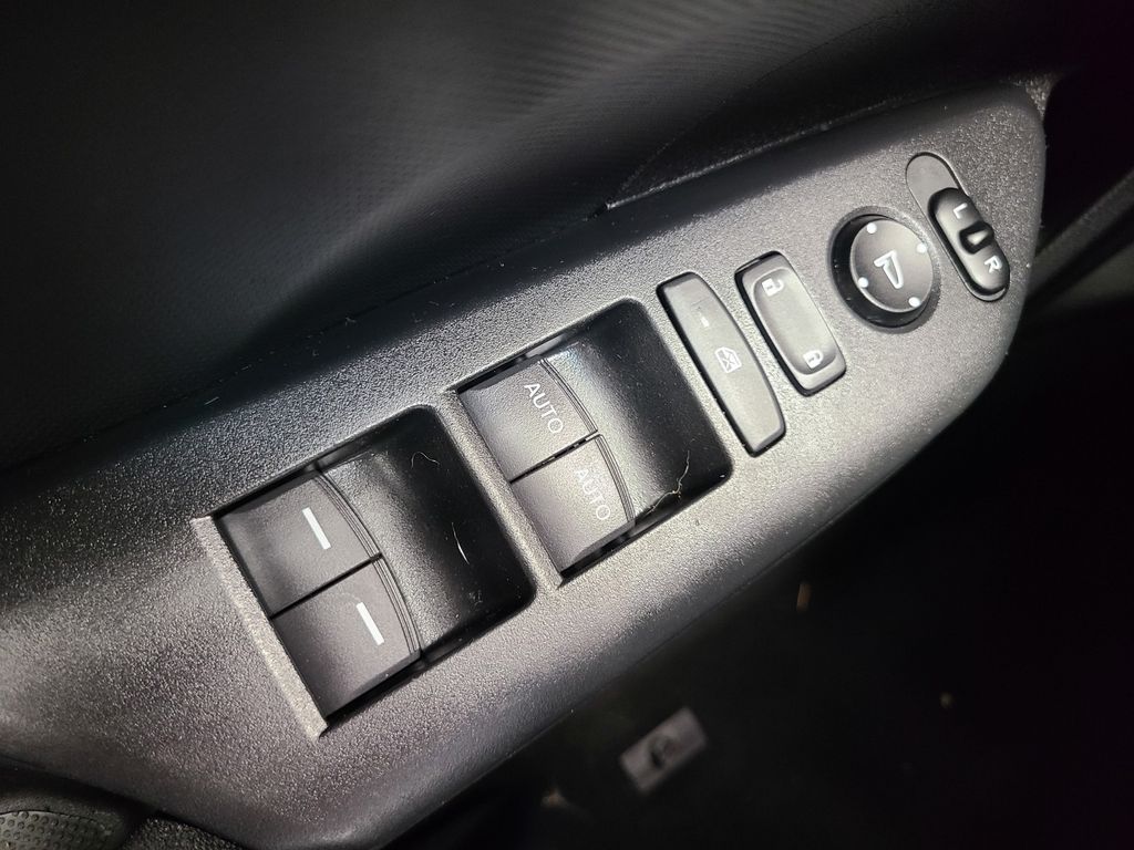 Vehicle image 33 of 38