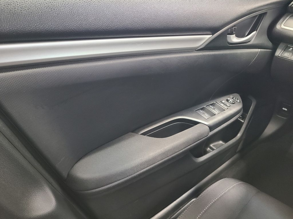 Vehicle image 32 of 38