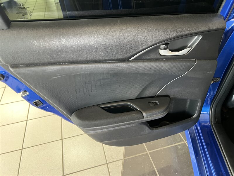 Vehicle image 19 of 33