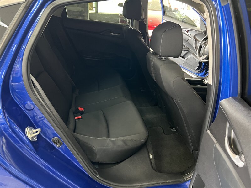 Vehicle image 23 of 33