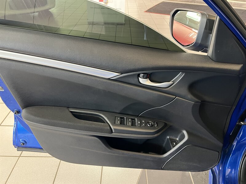 Vehicle image 21 of 33