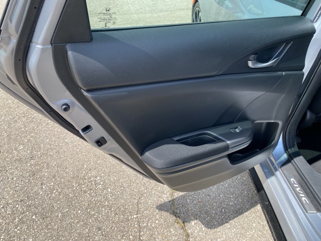Vehicle image 19 of 32
