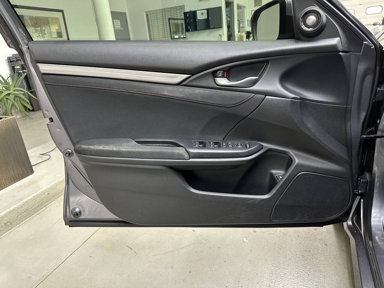 Vehicle image 9 of 31