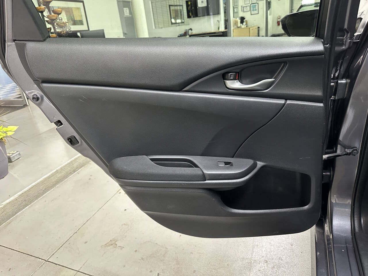 Vehicle image 11 of 31