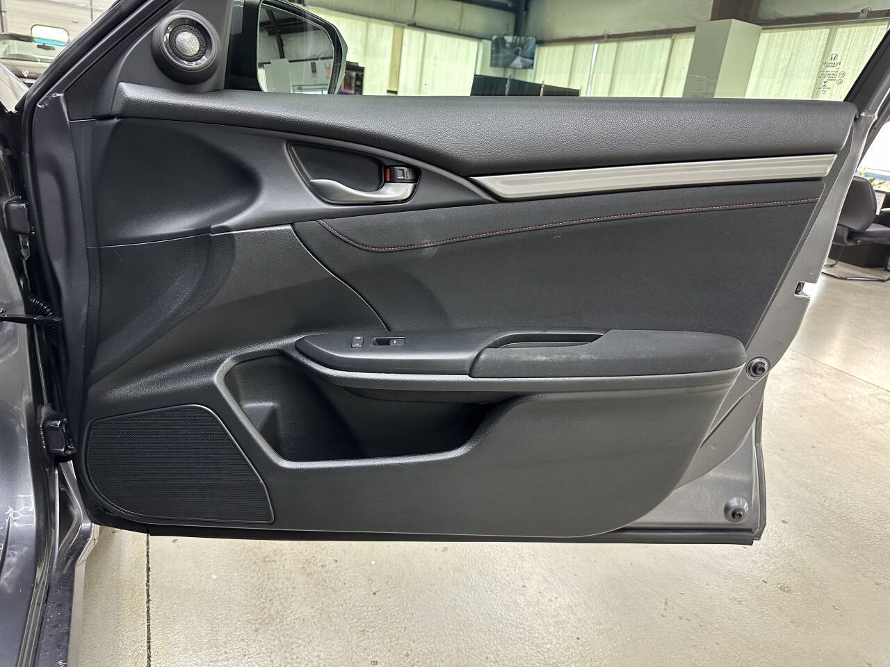 Vehicle image 15 of 31