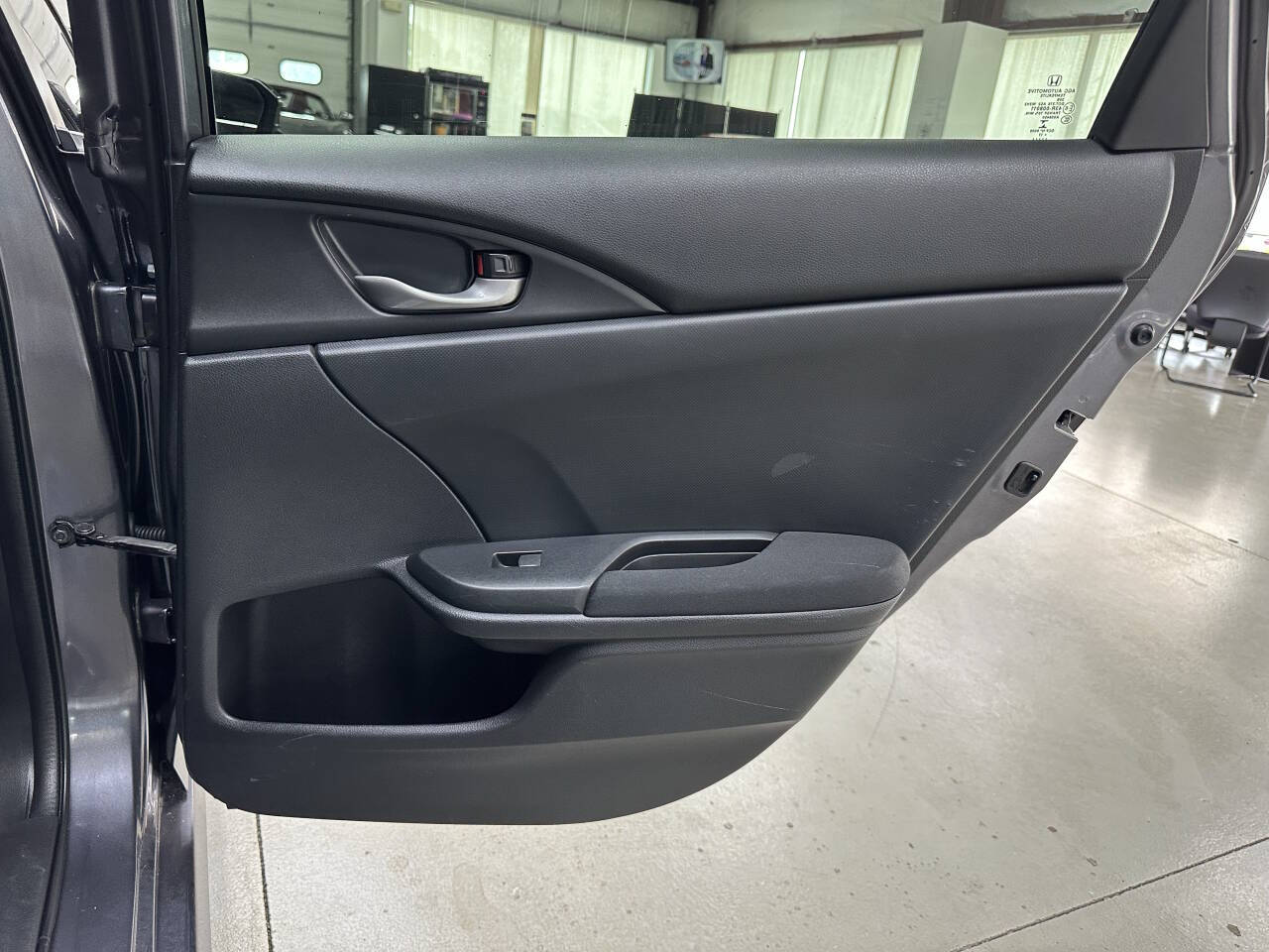 Vehicle image 13 of 31