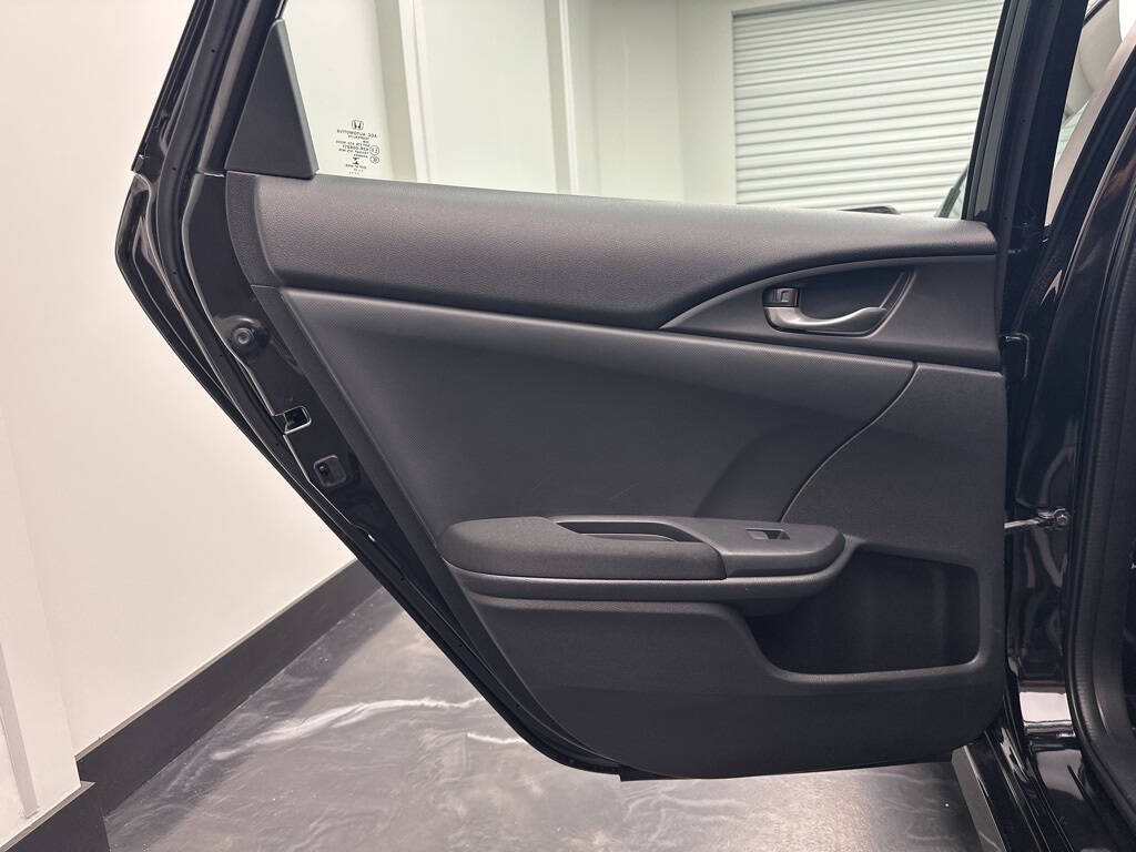 Vehicle image 14 of 31