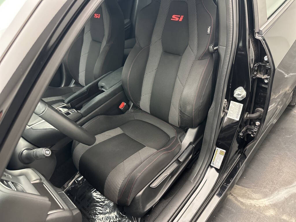 Vehicle image 15 of 31