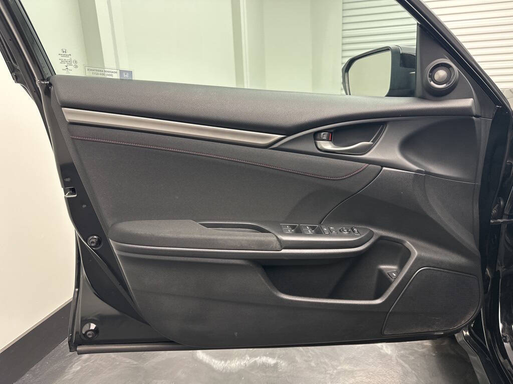 Vehicle image 16 of 31