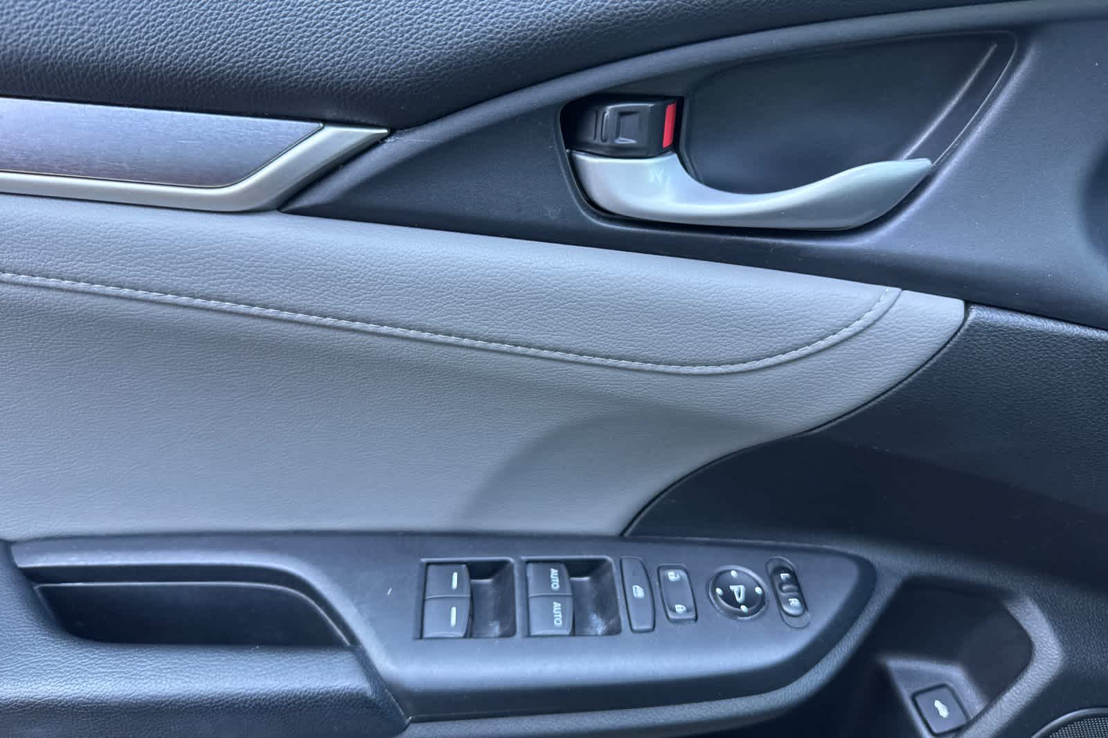 Vehicle image 23 of 29