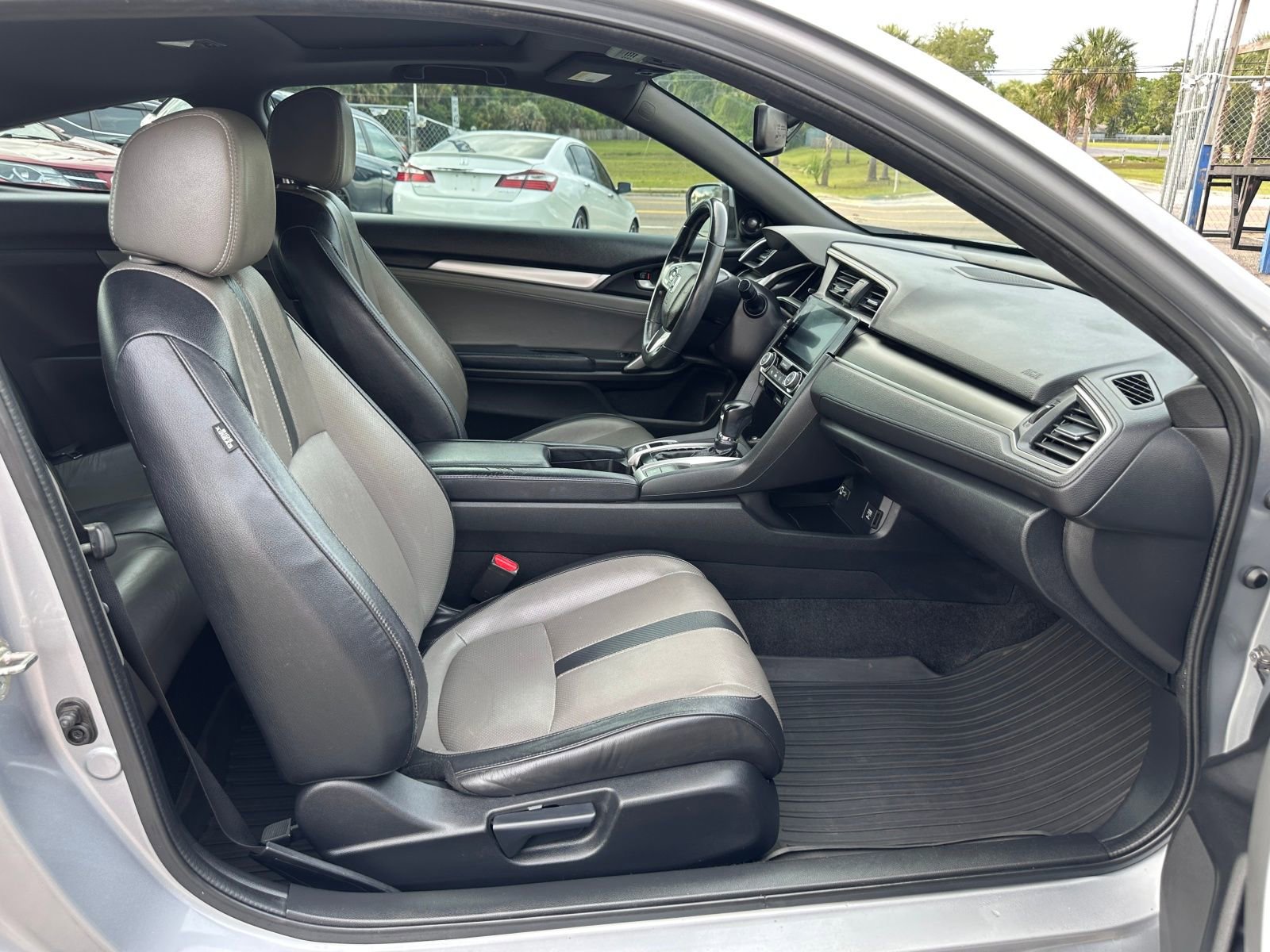 Vehicle image 17 of 20