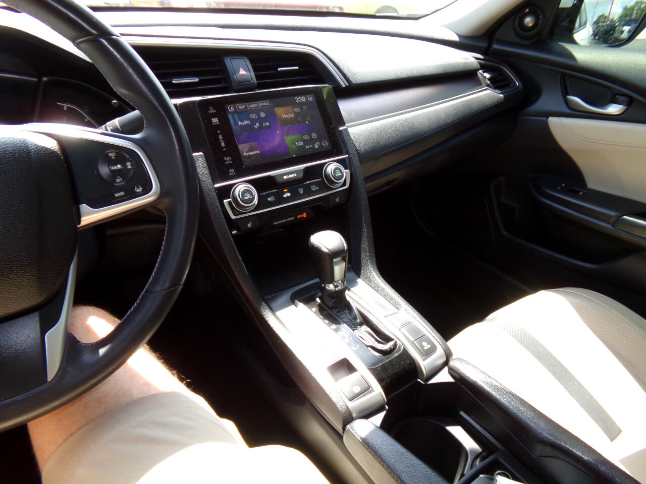 Vehicle image 14 of 18