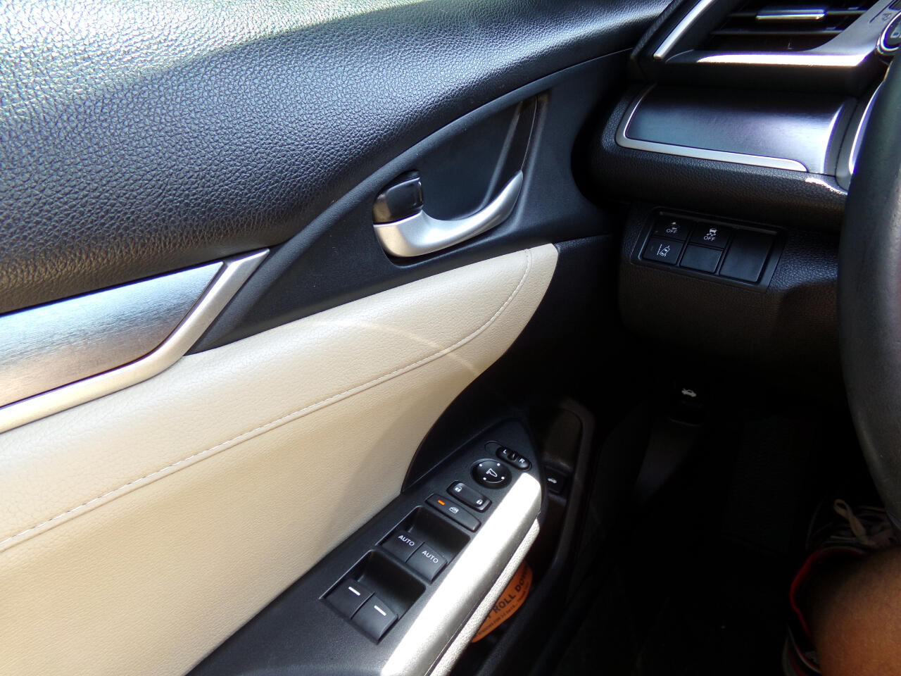 Vehicle image 16 of 18