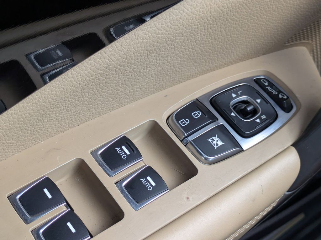 Vehicle image 24 of 31