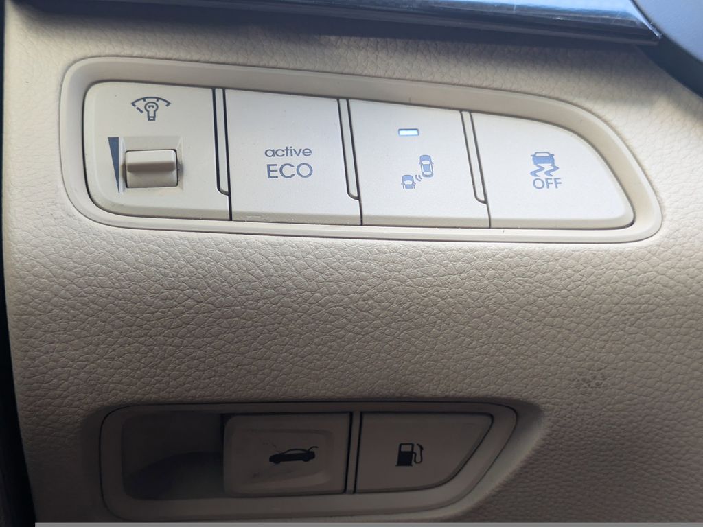 Vehicle image 20 of 31