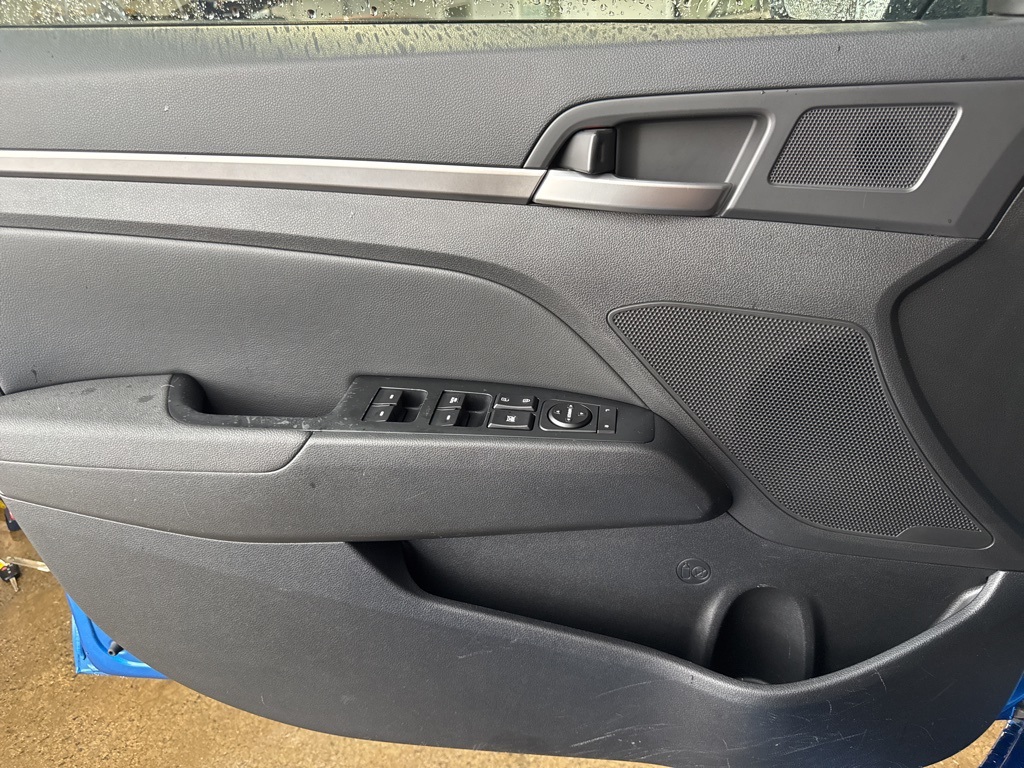 Vehicle image 21 of 39