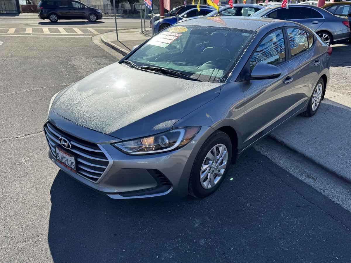 2017 Hyundai Elantra SE Image 1 of 12