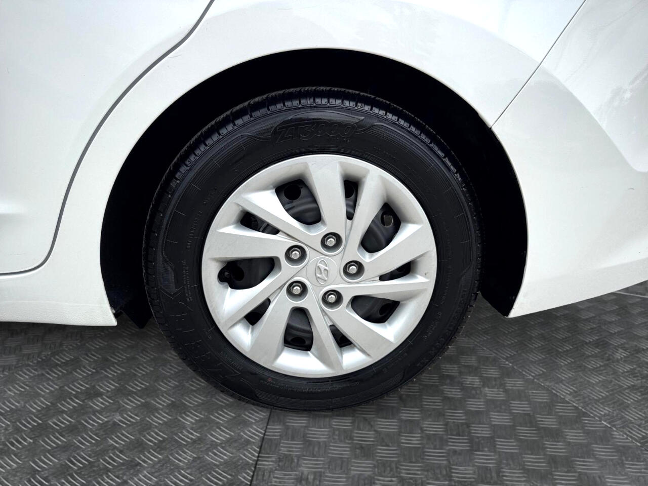 Vehicle image 13 of 27