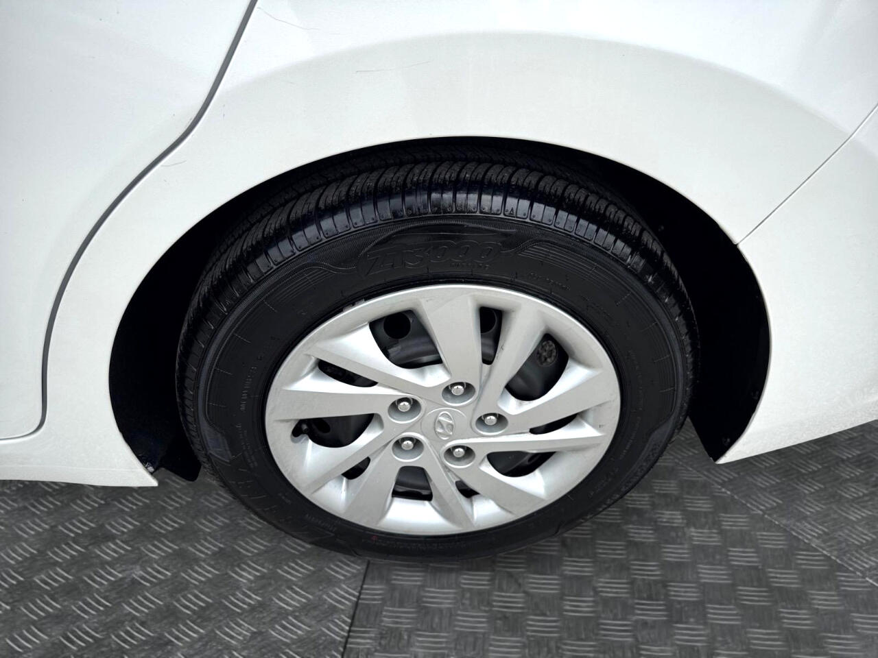Vehicle image 12 of 27