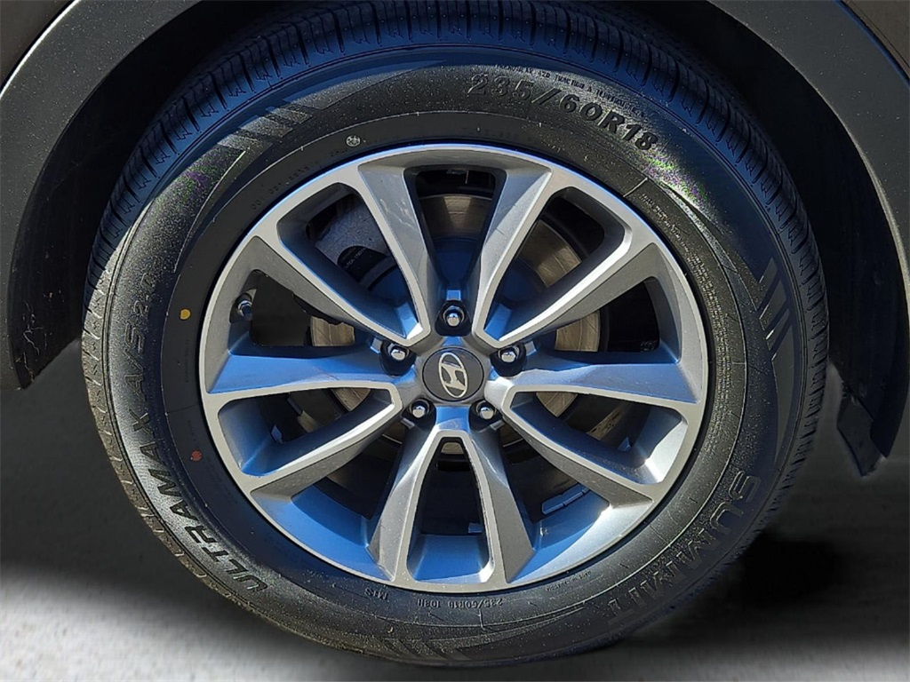 2017 Hyundai Santa Fe SE Image 8 of 30