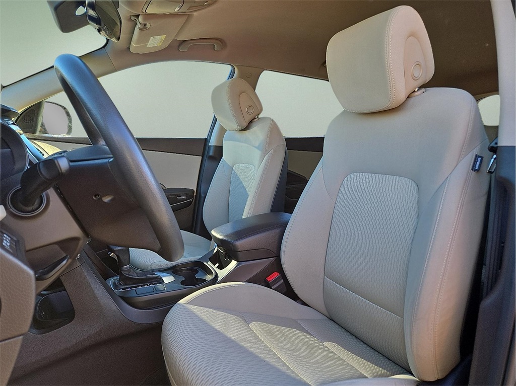 2017 Hyundai Santa Fe SE Image 11 of 30