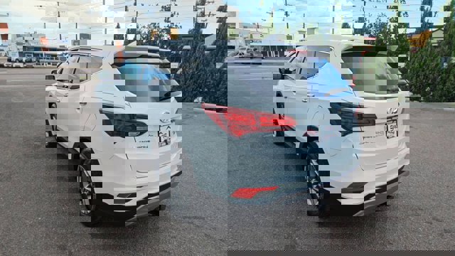 Vehicle image 9 of 21