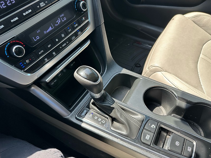 Vehicle image 22 of 32